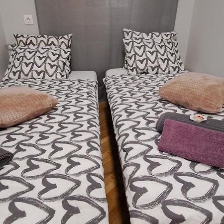 6-Pack Apartment In The Party District Budapeste Exterior foto